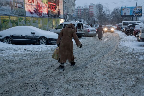 Drumurile necurățate chiar și în preajma supermarketurilor îngreunează cu adevărat deplasarea. - Sputnik Moldova
