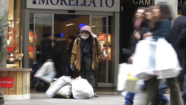 A beggar stands in Vittorio Emanuele shopping street in Milan, Italy, Wednesday, Dec.21, 2011 - Sputnik Moldova-România