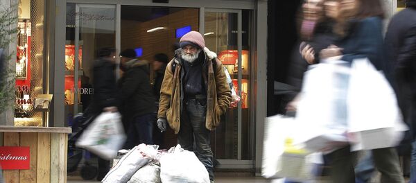A beggar stands in Vittorio Emanuele shopping street in Milan, Italy, Wednesday, Dec.21, 2011 A beggar stands in Vittorio Emanuele shopping street in Milan, Italy, Wednesday, Dec.21, 2011 - Sputnik Moldova-România