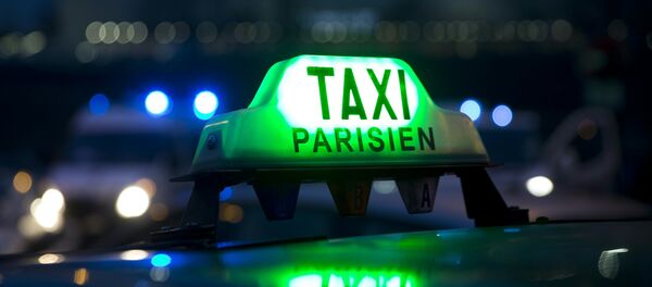 Taxi drivers taking part in a blockade of the access to Paris' Charles-de-Gaulle airport, outside Paris - Sputnik Moldova-România