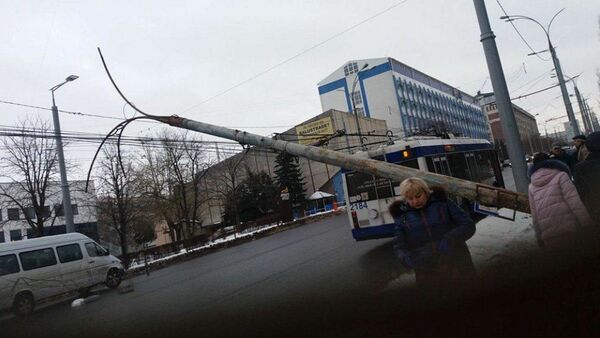 В центре Кишинева столб едва не упал на троллейбус - Sputnik Молдова