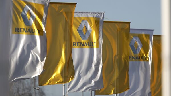 Renault-Logo auf den Flaggen vor der Geschäftsstelle in Strasbourg - Sputnik Moldova-România