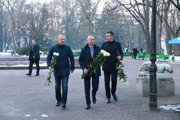 Premierul Pavel Filip depune flori la bustul lui Mihai Eminescu Premierul Pavel Filip depune flori la bustul lui Mihai Eminescu - Sputnik Moldova-România