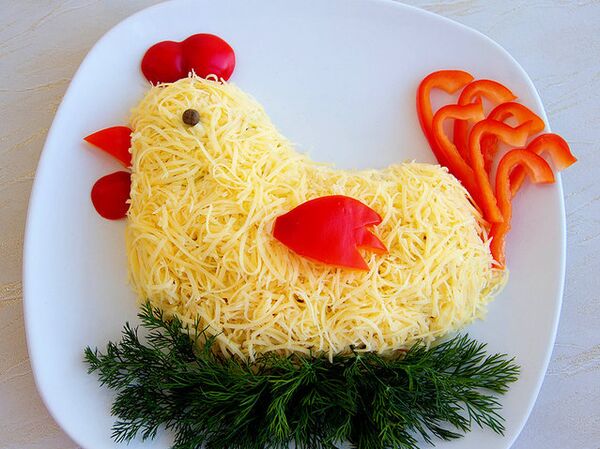 Как выложить салат в виде петуха Как выложить салат в виде петуха - Sputnik Молдова