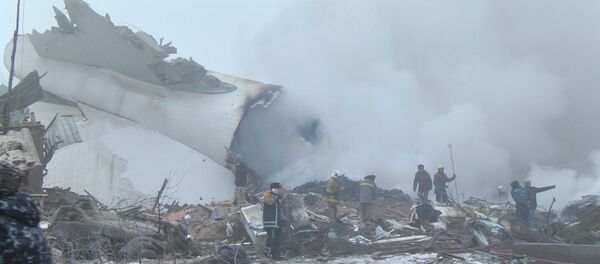 Первые кадры с места крушения грузового самолета — ЧП под Бишкеком - Sputnik Moldova-România