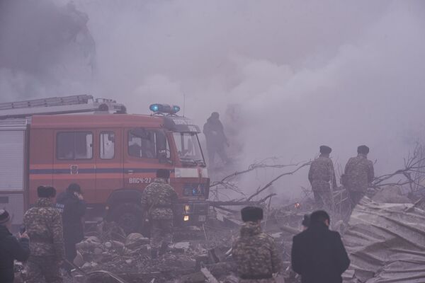 Охваченный пламенем лайнер тушат 16 пожарных расчетов. Пожар локализован - Sputnik Молдова