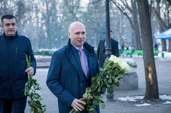 Премьер-министр Павел Филип, цветы к бюсту Эминеску - Sputnik Молдова
