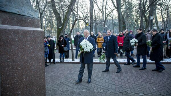 Игорь Додон возложил цветы к памятнику Эминеску в Кишиневе - Sputnik Молдова