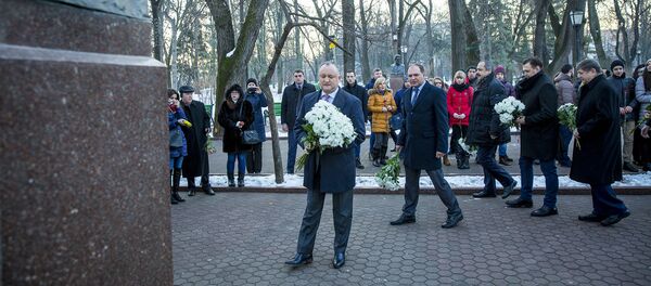 Игорь Додон возложил цветы к памятнику Эминеску в Кишиневе - Sputnik Moldova