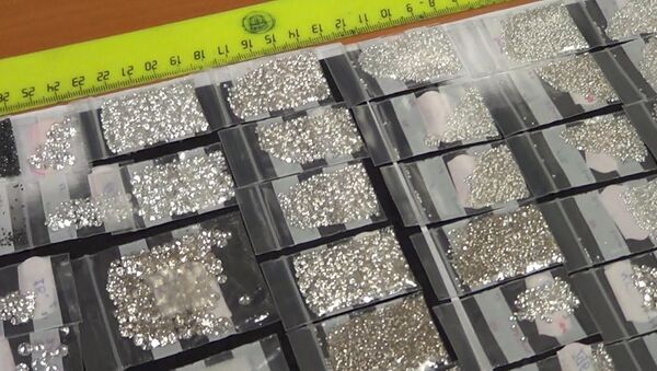 Контрабандист прятал 26 000 алмазов в коробках от iPhone. Оперативная съемка - Sputnik Moldova-România