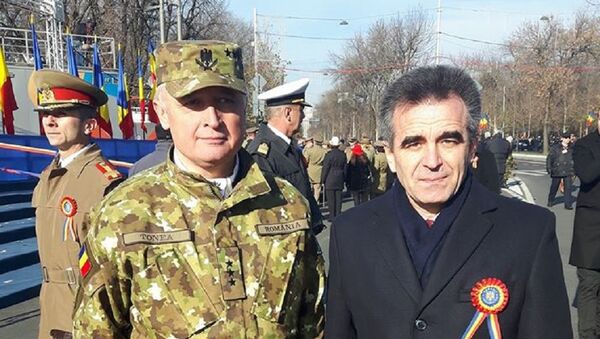 Ambasadorul moldovean la București Mihai Gribincea alături de generalul Tonea, la o paradă militară din capitala României - Sputnik Moldova