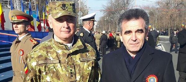 Ambasadorul moldovean la București Mihai Gribincea alături de generalul Tonea, la o paradă militară din capitala României - Sputnik Moldova