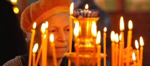 Прихожанка во время богослужения в грозненском храме Михаила Архангела Прихожанка во время богослужения в грозненском храме Михаила Архангела - Sputnik Moldova