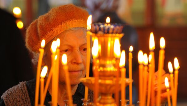 Прихожанка во время богослужения в грозненском храме Михаила Архангела - Sputnik Moldova