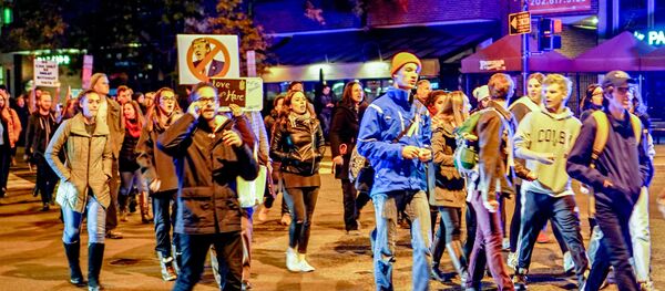 Washington, D.C.: Gegen Trump demonstrieren halb so viele wie gegen Obama - Sputnik Молдова