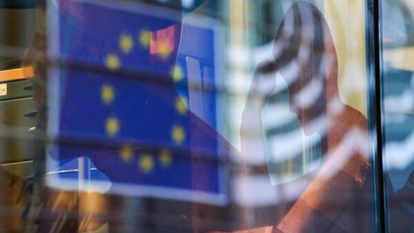Отражение флага Евросоюза в окне одного из зданий в Брюсселе. - Sputnik Молдова