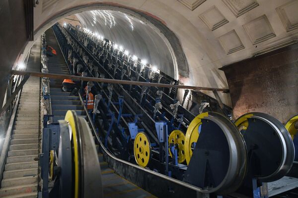 Instalarea unui escalator în metroul din Moscova Instalarea unui escalator în metroul din Moscova - Sputnik Moldova-România