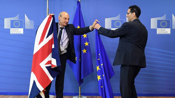 Drapelul Marii Britanii şi cel al UE la Bruxelles - Sputnik Moldova-România