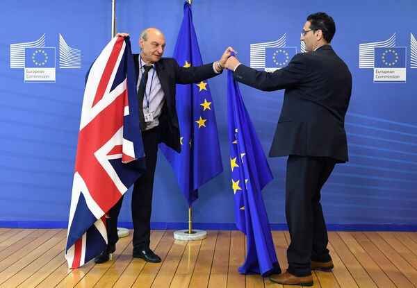 Drapelul Marii Britanii şi cel al UE la Bruxelles Drapelul Marii Britanii şi cel al UE la Bruxelles - Sputnik Moldova-România