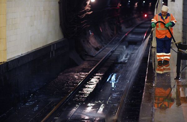 Curățarea șinele în timpul lucrărilor de renovare la stația Krasnye Vorota a liniei Sokolnicheskaya a Metroului din Moscova Curățarea șinele în timpul lucrărilor de renovare la stația Krasnye Vorota a liniei Sokolnicheskaya a Metroului din Moscova - Sputnik Moldova-România