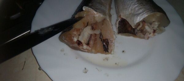 Рыба с червями, купленная в одном из супермаркетов Кишинева - Sputnik Молдова