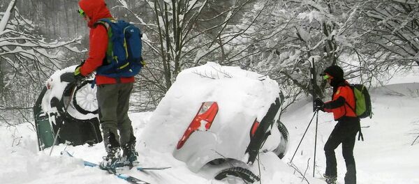 Members of Lazio's Alpine and Speleological Rescue Team are seen next to cars covered in snow in front of the Hotel Rigopiano in Farindola, central Italy, hit by an avalanche, in this January 19, 2017 handout picture provided by Lazio's Alpine and Speleological Rescue Team Members of Lazio's Alpine and Speleological Rescue Team are seen next to cars covered in snow in front of the Hotel Rigopiano in Farindola, central Italy, hit by an avalanche, in this January 19, 2017 handout picture provided by Lazio's Alpine and Speleological Rescue Team - Sputnik Moldova-România