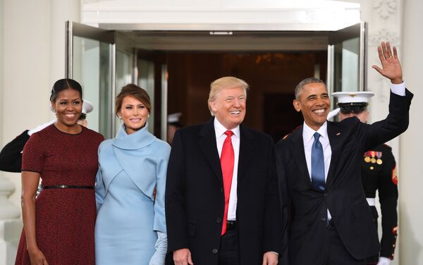 US President Barack Obama(R) and First Lady Michelle Obama(L) welcome Preisdent-elect Donald Trump(2nd-R) and his wife Melania to the White House in Washington, DC January 20, 2017 - Sputnik Молдова