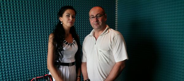 Политический комментатор Илья Киселев и Нина Димогло Политический комментатор Илья Киселев и Нина Димогло - Sputnik Молдова