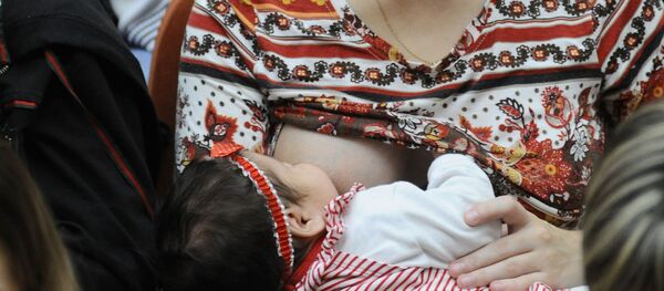 Массовая акция по кормлению грудью в Красноярске - Sputnik Moldova