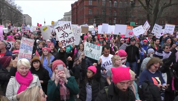 Женские марши против Трампа в Нью-Йорке, Вашингтоне, Лос-Анджелесе и Париже - Sputnik Молдова