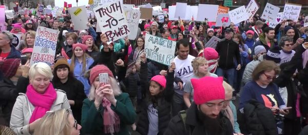 Женские марши против Трампа в Нью-Йорке, Вашингтоне, Лос-Анджелесе и Париже - Sputnik Молдова