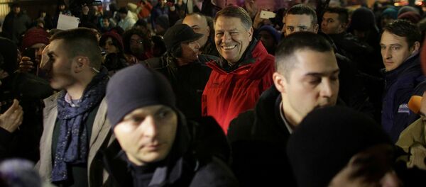 Klaus Iohannis la protestele din Piața Universităţii Klaus Iohannis la protestele din Piața Universităţii - Sputnik Moldova