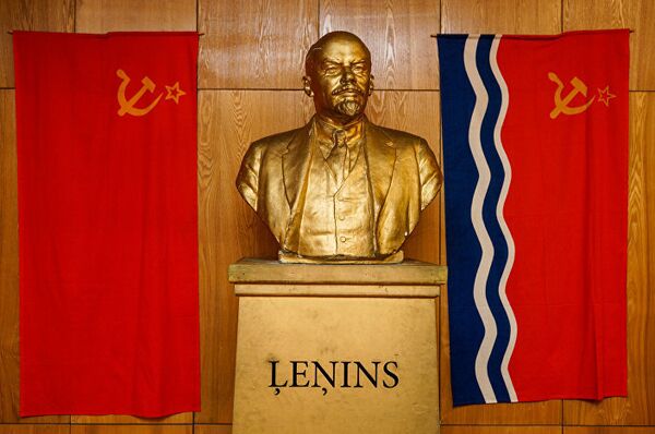 Флаг СССР, бюст Ленина и флаг Латвийской ССР Флаг СССР, бюст Ленина и флаг Латвийской ССР - Sputnik Молдова