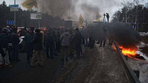 Украинские автомобилисты блокируют въезды в Киев - Sputnik Moldova-România