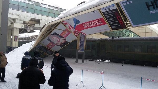 Металлический навес обрушился на перроне вокзала Астаны - Sputnik Молдова