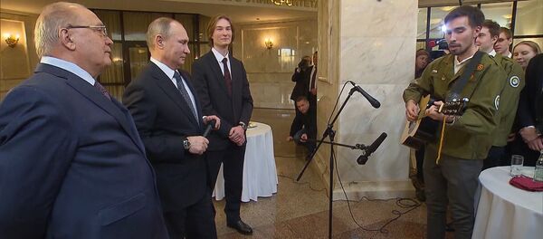 Путин вместе со студентом МГУ спел песню про космос - Sputnik Молдова