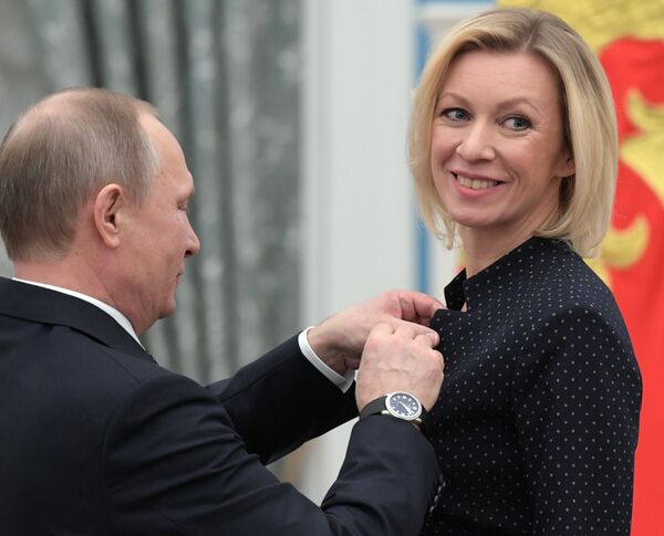 Президент РФ Владимир Путин и директор департамента информации и печати МИД РФ Мария Захарова (справа) во время церемонии вручения государственных наград Президент РФ Владимир Путин и директор департамента информации и печати МИД РФ Мария Захарова (справа) во время церемонии вручения государственных наград - Sputnik Молдова