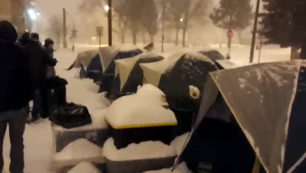 WATCH: Denver Police Raid Homeless Camp in the Middle of a Snowstorm - Sputnik Moldova-România