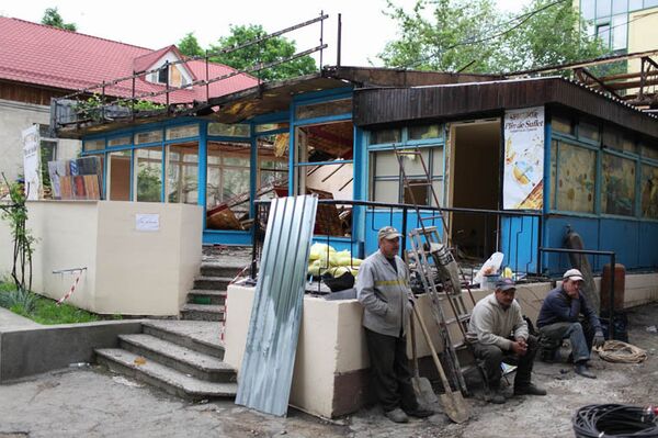 Кафе Холодок в Кишиневе, демонтаж, 2011 г. инжект - Sputnik Молдова