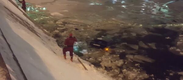 Машина упала в Москву-реку в результате ДТП - Sputnik Молдова