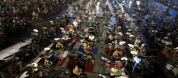 Тысяча музыкантов сыграла на стадионе хит группы Nirvana Тысяча музыкантов сыграла на стадионе хит группы Nirvana - Sputnik Молдова