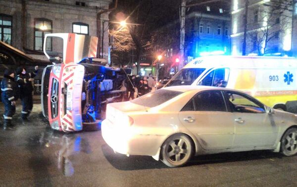 ДТП в Кишиневе: скорая помощь перевернулась в центре города - Sputnik Молдова