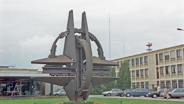 Символ НАТО в Брюсселе - Sputnik Молдова