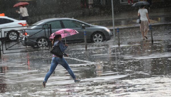 Сильный дождь в Москве - Sputnik Moldova-România