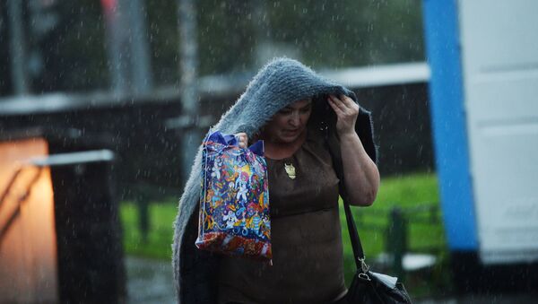 Женщина под дождем в Москве - Sputnik Молдова
