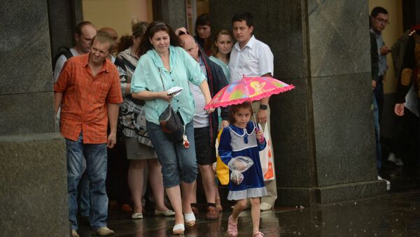 Жители во время сильного дождя в Москве - Sputnik Moldova-România