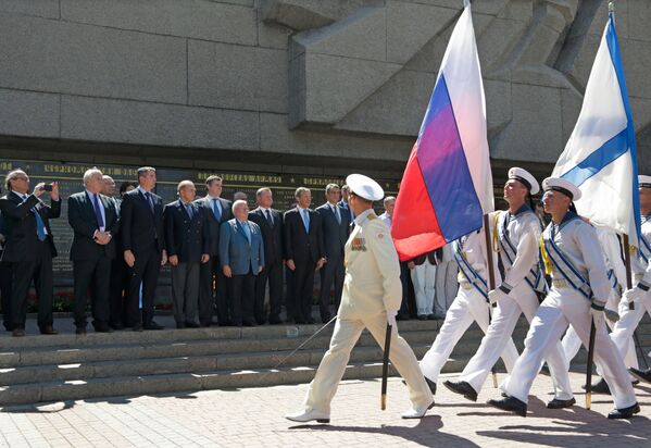 Французские парламентарии во время церемонии возложения цветов цветов к мемориалу героической обороны Севастополя - Sputnik Молдова
