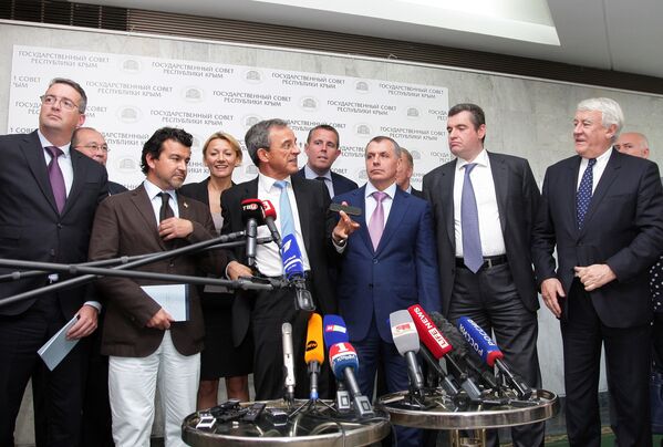 Французская делегация во время брифинга по итогам встречи в Симферополе - Sputnik Молдова