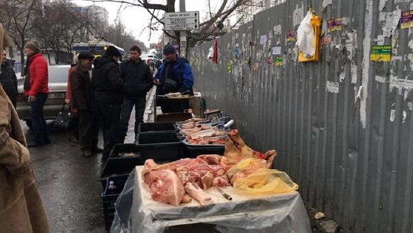 Carne de porc comercializată pe marginea drumului - Sputnik Молдова