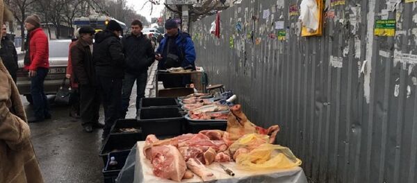 Carne de porc comercializată pe marginea drumului - Sputnik Moldova